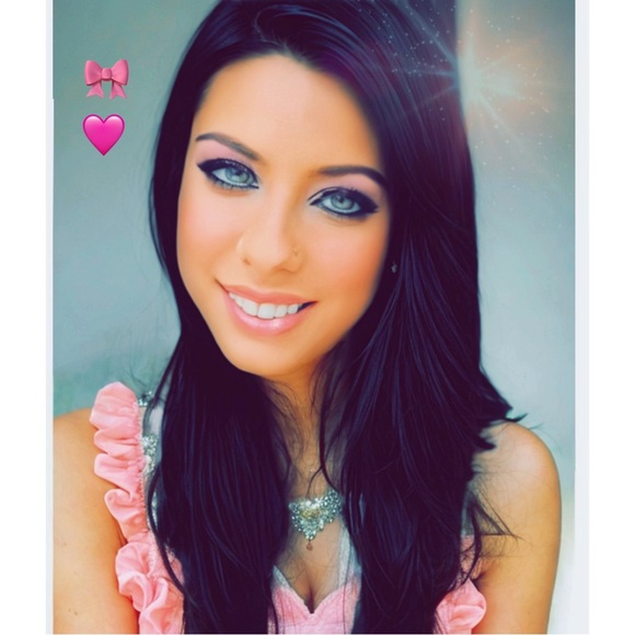 Meet your Posher, Nicole - Picture 2 of 2